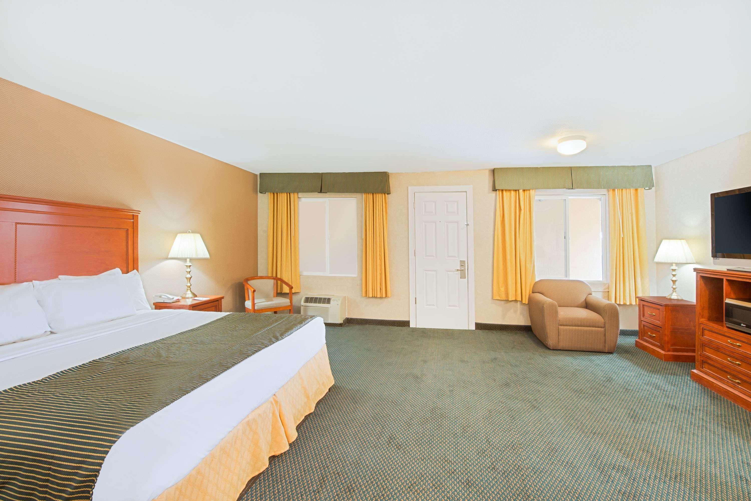 Ramada By Wyndham Flagstaff East Exterior foto